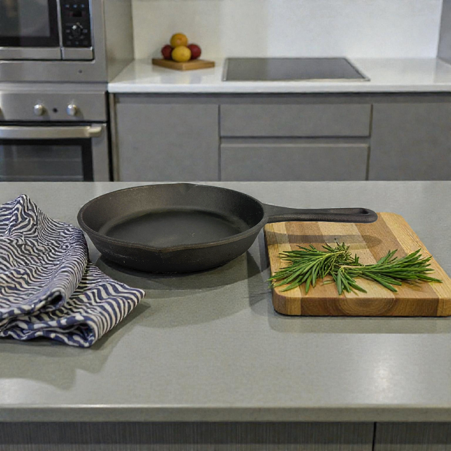 Cast Iron Skillet Pan with Wooden Serving Board – Pre-Seasoned Heavy Duty Frying Pan