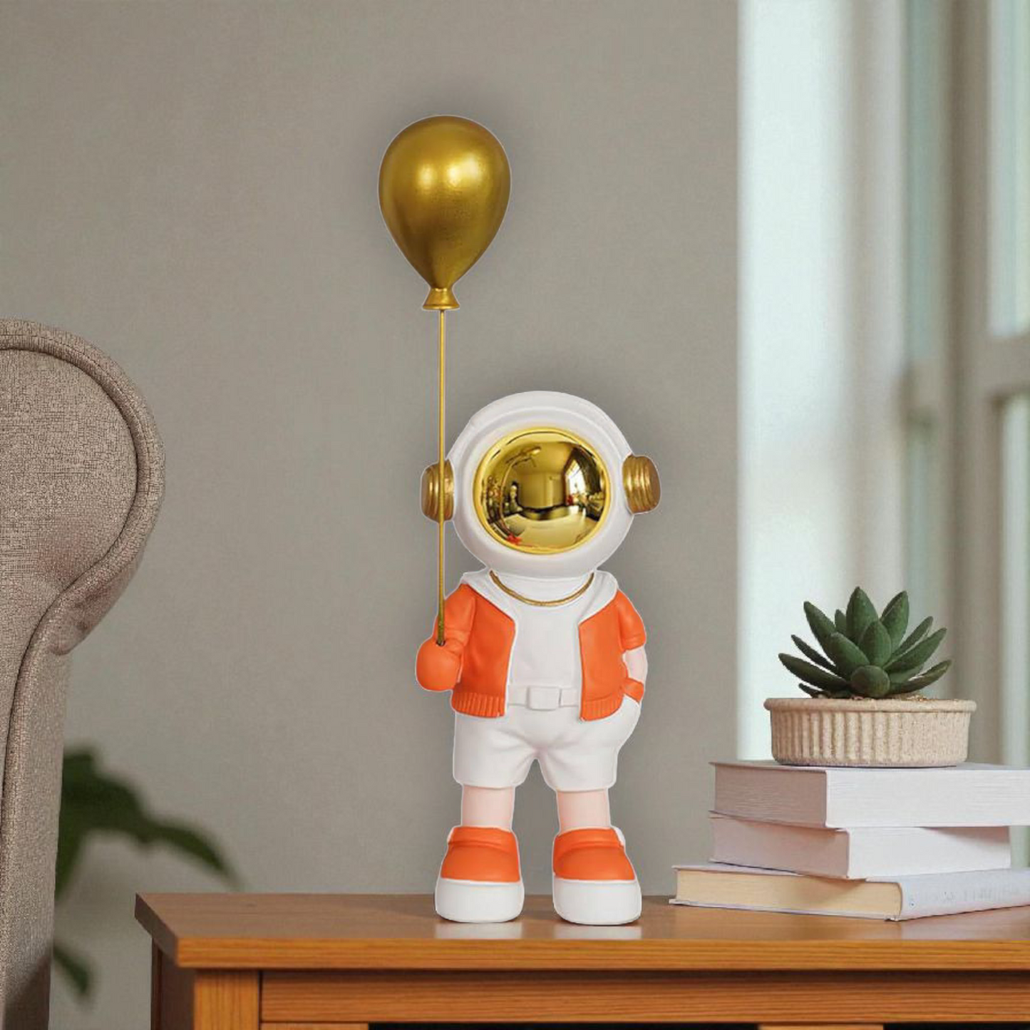 Astronaut Balloon Sculpture – Modern Space Decor for Home & Desk