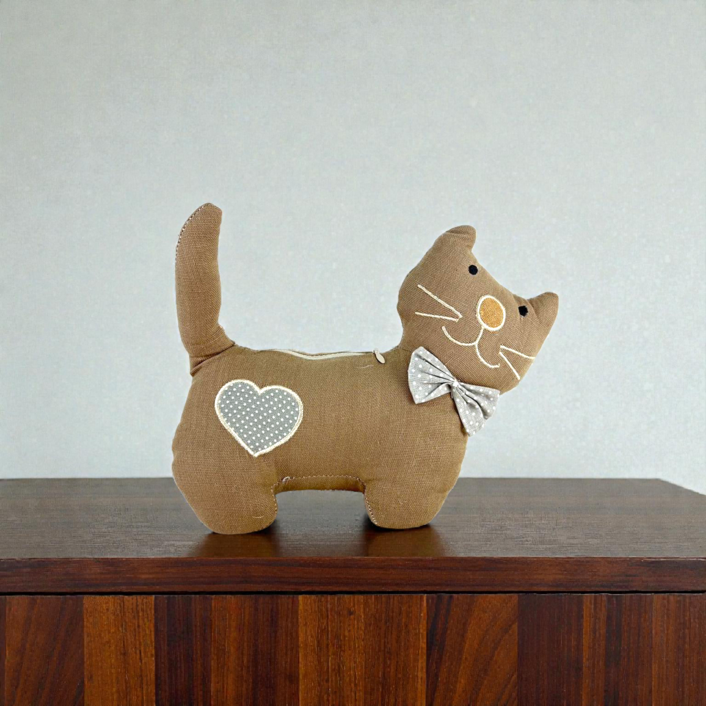 Cute Fabric Cat Plush Decor with Heart Patch & Bow – Handmade-Style Home Decoration 740 g