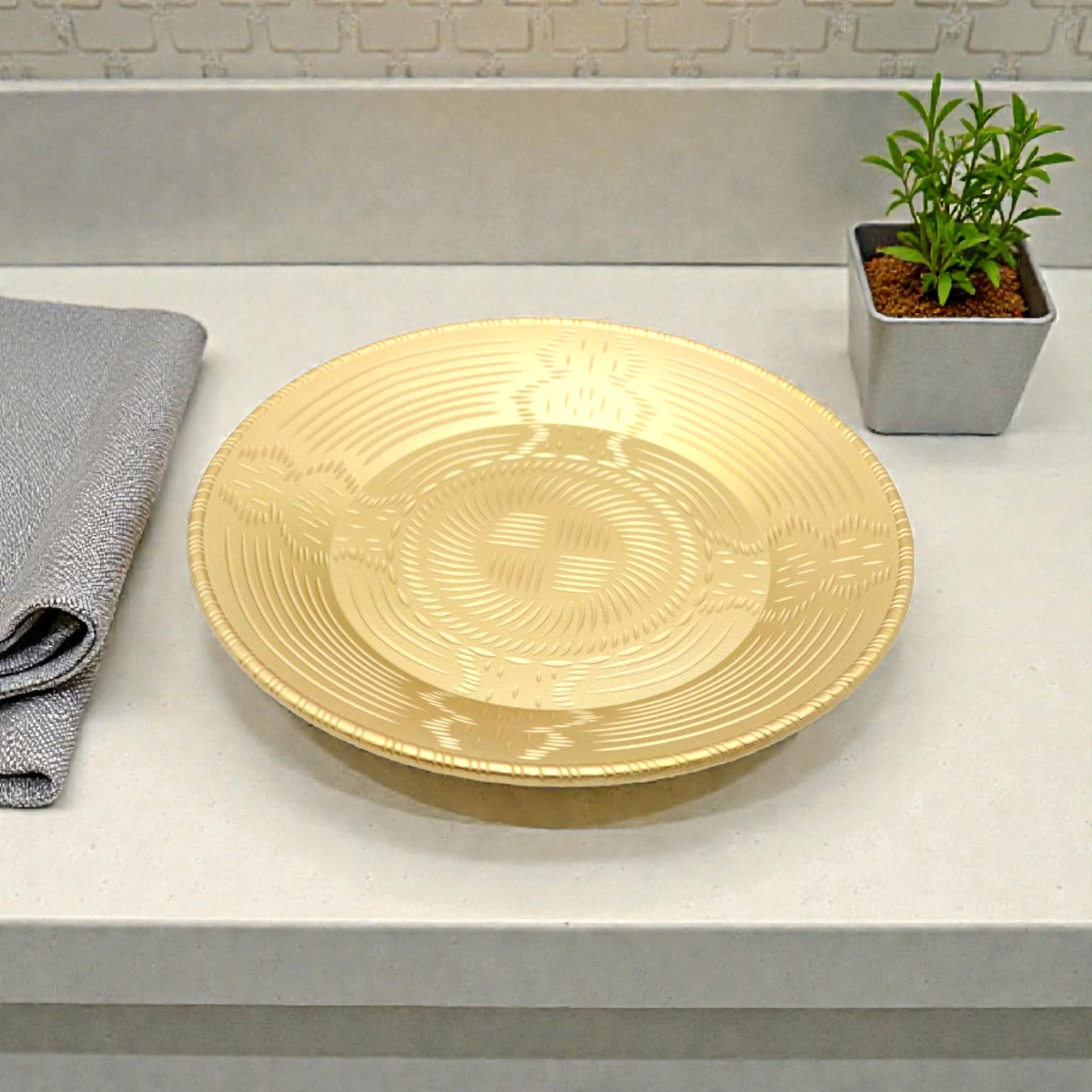 Elegant Embossed Serving Plate – Gold Decorative Tableware Tray