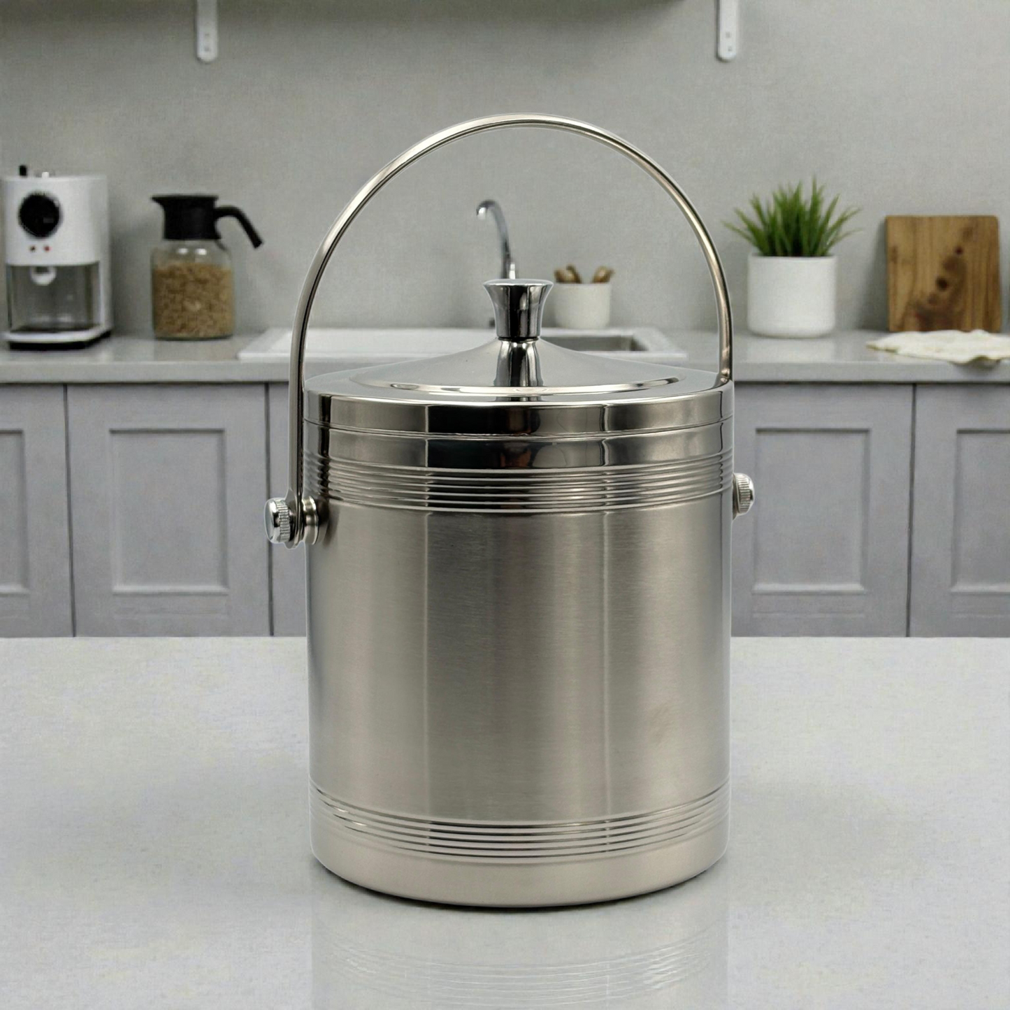 Meduim Stainless Steel Ice Bucket with Lid & Strainer – Bar & Party Essential/ 1.4 litre